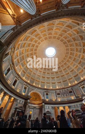 Innenraum des antiken römischen Tempels Pantheon mit Kuppel, Kassettendecke, Oculus, Rom, Latium, Italien Stockfoto