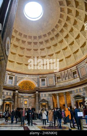 Innenraum des antiken römischen Tempels Pantheon mit Kuppel, Kassettendecke, Oculus, Rom, Latium, Italien Stockfoto