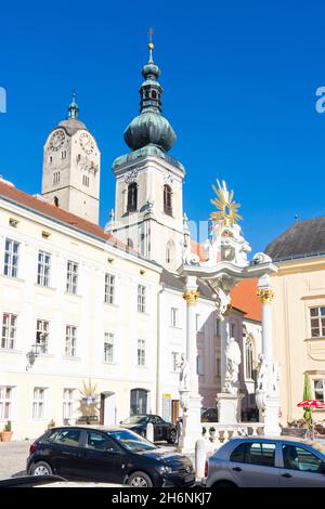 Krems an der Donau: Katholische Pfarrkirche hl. Nikolaus, Frauenbergkirche (Rückseite), Rathausplatz, Denkmal für Johannes Nepomuk, in Stein an der Stockfoto