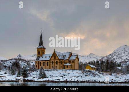 Vagan Kirche im Winter, Svolvaer, Austvagoy, Lofoten, Norwegen Stockfoto