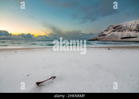 Abendstimmung in Skagsanden, Strand in der Nähe von Flakstad, Flakstadsoya, Flakstadsoya, Lofoten, Nordland, Norwegen Stockfoto