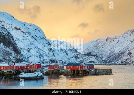 Rote Fischerhäuser, genannt Rorbuer, A, Nusfjord, Lofoten, Nordland, Norwegen Stockfoto