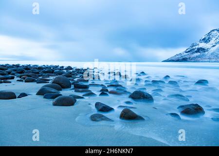 Abendstimmung in Skagsanden, Strand in der Nähe von Flakstad, Flakstadsoya, Flakstadsoya, Lofoten, Nordland, Norwegen Stockfoto