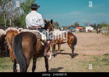 Argentinischer Gaucho in kreolischen Geschicklichkeitsspielen in Patagonien Argentinien Stockfoto