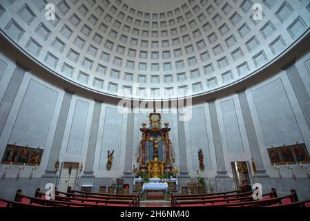 Altar mit Kuppel der Andreas-Kirche, erbaut 1817 nach dem Vorbild des Pantheons in Rom, Wonfurt, Unterfranken, Bayern, Deutschland Stockfoto