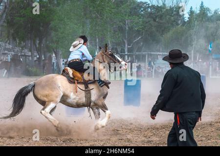 Argentinischer Gaucho in kreolischen Geschicklichkeitsspielen in Patagonien Argentinien Stockfoto