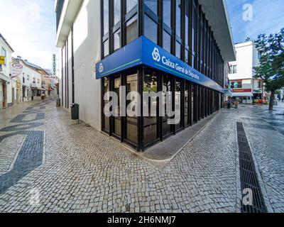 LAGOS, PORTUGAL - 23. Sep 2021: Das Gebäude der Caixa Geral de Depositos Bank in Lago Stockfoto