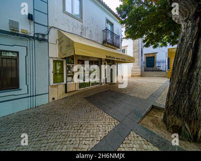 LAGOS, PORTUGAL - 23. Sep 2021: Der Goldkaufladen auf der Straße von Lagos in Portugal Stockfoto