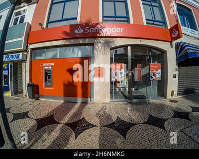 LAGOS, PORTUGAL - 23. Sep 2021: Das Gebäude des Finanzdienstleisters der Santander Group in Lagos Stockfoto