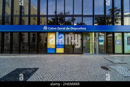 LAGOS, PORTUGAL - 23. Sep 2021: Das Gebäude der Caixa Geral de Depositos Bank in Lagos Stockfoto