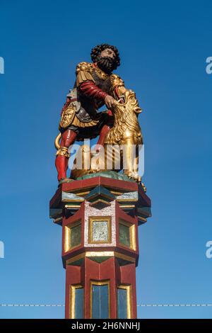Statue auf einem Brunnen, Gerechtigkeitsgasse in der UNESCO-Stätte Bern, der Hauptstadt der Schweiz Stockfoto