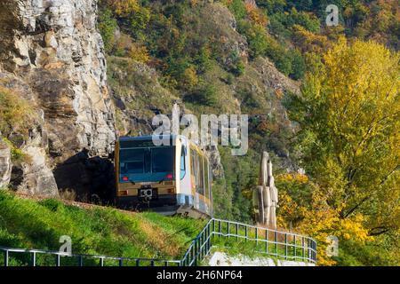 Dürnstein: Zug der Wachauer Bahn, Watstein-Denkmal, Reiterstatue von Richard Löwenherz und Sänger Blondl in Wachau, Niederöste Stockfoto