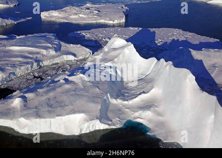 Riesige Eisberge von oben, Luftaufnahme, Winter, Disko Bay, Ilulissat, Grönland, Dänemark Stockfoto
