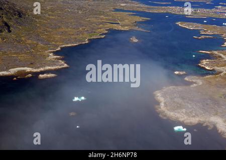 Eisberge und Eis in einem Fjord, schneebedeckte zerklüftete Berglandschaft, Luftaufnahme, Südgrönland, Nanortalik, Nordamerika, Grönland, Dänemark Stockfoto