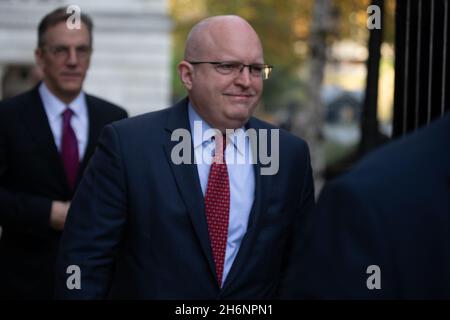 London, England, Großbritannien. November 2021. DER US-Botschafter in Großbritannien, PHILIP T. REEKER, wird bei der Ankunft in der Downing Street 10 gesehen. (Bild: © Tayfun Salci/ZUMA Press Wire) Stockfoto