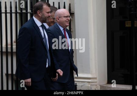 London, England, Großbritannien. November 2021. DER US-Botschafter in Großbritannien, PHILIP T. REEKER, wird bei der Ankunft in der Downing Street 10 gesehen. (Bild: © Tayfun Salci/ZUMA Press Wire) Stockfoto