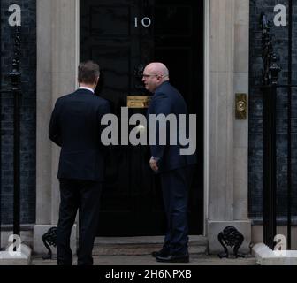 London, England, Großbritannien. November 2021. DER US-Botschafter in Großbritannien, PHILIP T. REEKER, wird bei der Ankunft in der Downing Street 10 gesehen. (Bild: © Tayfun Salci/ZUMA Press Wire) Stockfoto