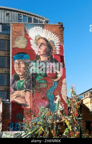 „Fearless“ Wandgemälde im Stadtteil Merchant in Glasgow zur Feier der internationalen Teilnahme an der COP 26, der Klimakonferenz in Glasgow Stockfoto