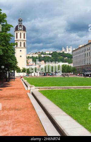 Glockenturm des ehemaligen Hopital de la Charite und die Basilika Notre-Dame de Fourviere auf dem Gipfel des Hügels, Lyon, Rhone Alpes, Frankreich Stockfoto