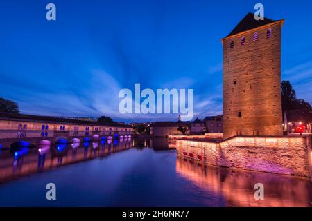 Ponts Couverts und Barrage Vauban über DEM SCHLECHTEN Kanal bei Sonnenuntergang, Straßburg, Elsass, Departement Bas-Rhin, Frankreich Stockfoto