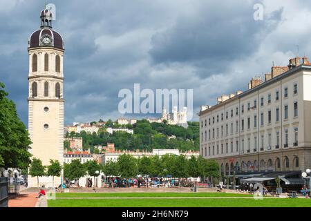 Glockenturm des ehemaligen Hopital de la Charite und die Basilika Notre-Dame de Fourviere auf dem Gipfel des Hügels, Lyon, Rhone Alpes, Frankreich Stockfoto