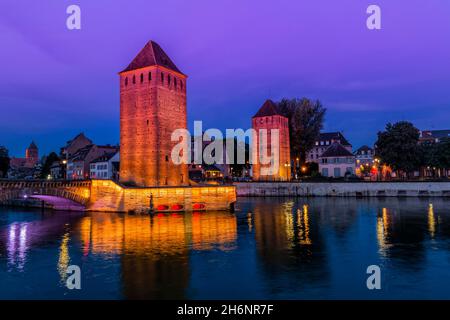 Ponts couverts über SCHLECHTEN Kanal bei Sonnenuntergang, Straßburg, Elsass, Bas-Rhin-Departement, Frankreich Stockfoto