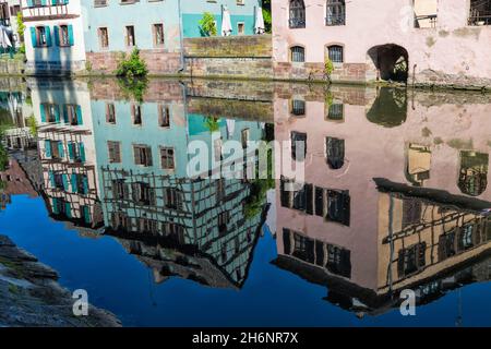 Fachwerkhäuser spiegeln sich im KANAL ILL entlang des Quai de la Petite France, Straßburg, Elsass, Departement Bas-Rhin, Frankreich Stockfoto