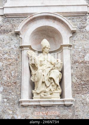 Steinskulptur von St. Kassian, Außenfassade, St. Jakob Dom, Innsbruck, Tirol, Österreich Stockfoto