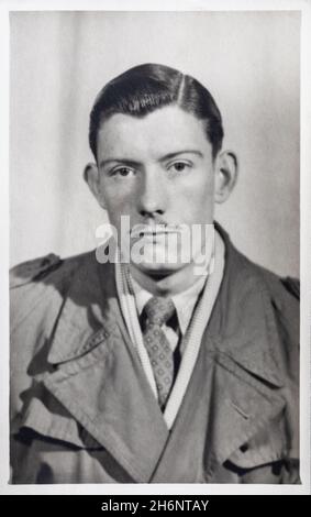 Junger Mann mit Schnurrbart, um 1948. Schwarz-Weiß-Vintage-Foto eines Mannes im Alter von 20 Jahren. Stockfoto