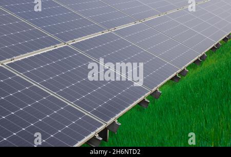 Sonnenkollektoren, Nahaufnahme. Arrangiert unter Konto. Grüne Energie Stockfoto