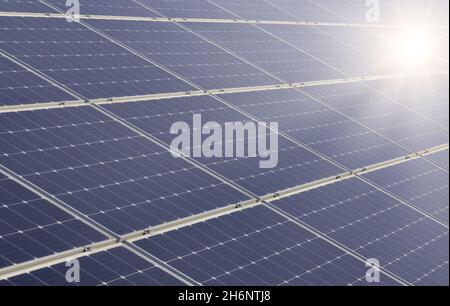 Sonnenkollektoren, Nahaufnahme. Sonnenstrahlen vor dem Hintergrund von Sonnenkollektoren. UMWELTFREUNDLICHES Konzept. Stockfoto