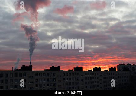 Wirbelnder Rauch über dem Rohr eines thermischen Kraftwerks während einer schönen Morgendämmerung (St. Petersburg, Russland) Stockfoto