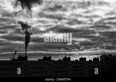 Schwarz-Weiß-Konzept einer urbanen Landschaft mit Dampf-Emission aus einem Rohr und einem Schlafbereich (St. Petersburg, Russland) Stockfoto