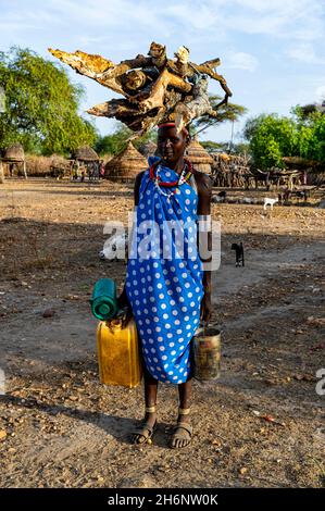 Frau, die Brennholz auf dem Kopf trägt, Toposa-Stamm, Eastern Equatoria, Südsudan Stockfoto