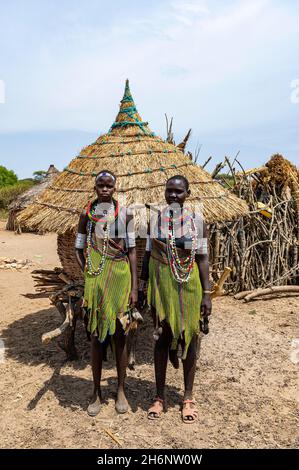 Traditionell gekleidete Mädchen aus dem Stamm der Toposa, Eastern Equatoria, Südsudan, Afrika Stockfoto