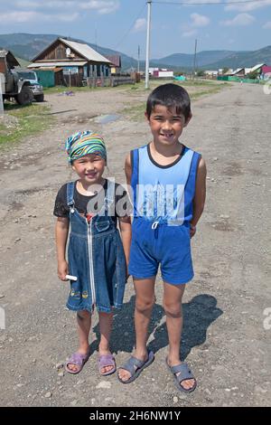 Burjat Kinder, 8 und 5 Jahre alt, auf der Hauptstraße Bolschoje Goloustnoje, Irkutsk Provinz, Sibirien, Russland Stockfoto