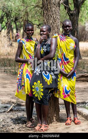 Traditionell gekleidete Mädchen aus dem Stamm der Toposa, Eastern Equatoria, Südsudan Stockfoto