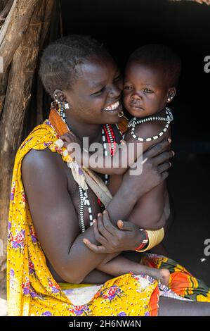 Frau mit ihrem Baby in einer Hütte, Toposa Stamm, Eastern Equatoria, Südsudan Stockfoto