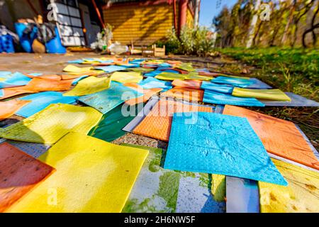 Bunte saubere Schwammtücher Hintergrund, Mikrofaser Haushalt Einweg-Staubreinigung Lumpen. Stockfoto