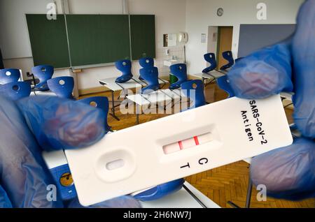 FOTOMONTAGE, positiver Antigenschnelltest, leeres Klassenzimmer, Angst vor der vierten Welle, Corona-Krise, Deutschland Stockfoto