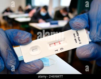 FOTOMONTAGE, positiver Antigen-Schnelltest, Mundmaske auf Studierendentisch, Präsenzunterricht, Corona-Krise, Stuttgart, Baden-Württemberg, Deutschland Stockfoto