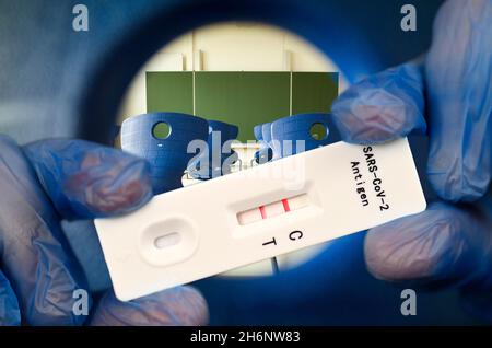 FOTOMONTAGE, positiver Antigenschnelltest, leeres Klassenzimmer, Angst vor der vierten Welle, Corona-Krise, Deutschland Stockfoto