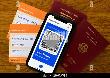 Symbol Foto Impfprivilegien, App CovPass auf Smartphone mit digitalem europäischen Impfpass inklusive QR-Code, Pass, Boarding Stockfoto