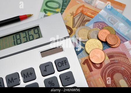 Symbolbildkosten, Rechner, EURO-Banknoten und -Münzen, Stift, Baden-Württemberg, Deutschland Stockfoto