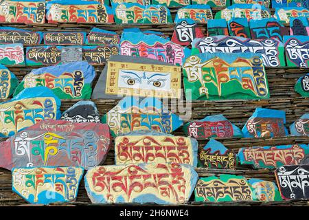 In einem tibetischen Kloster im Grasland von Tagong, im Kloster Lhagang, in Lhagang Gompa, stapelten sich riesige Berge von Manikasteinen mit tibetischer Schrift Stockfoto