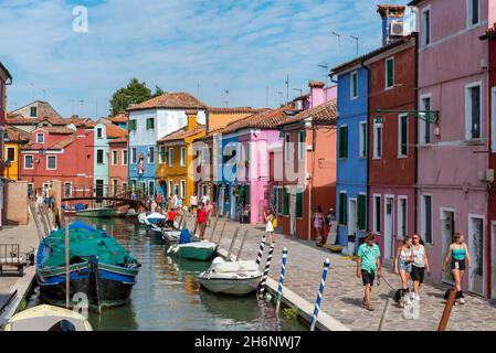 Bunte Häuser entlang des Kanals, Fondamenta di Cao Moleca, Burano, Venedig, Italien Stockfoto