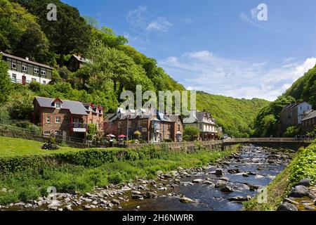 Der East Lyn River bei Lynmouth an der Küste von North Devon im Exmoor National Park, England, Vereinigtes Königreich Stockfoto