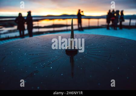 Sonnenuhr-Kompass in island im Winter. Traditionelles Navigationssystem im Thingvellir Nationalpark. Stockfoto