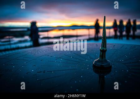 Sonnenuhr-Kompass in island im Winter. Traditionelles Navigationssystem im Thingvellir Nationalpark. Stockfoto