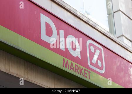 VALENCIA, SPANIEN - 15. NOVEMBER 2021: DIA ist eine spanische multinationale Supermarktkette mit harten Rabatten Stockfoto